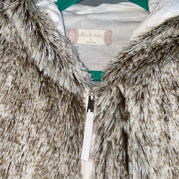 NWOT Altar’d State Faux Fur Hooded Sherpa Vest S - Picture 4 of 9